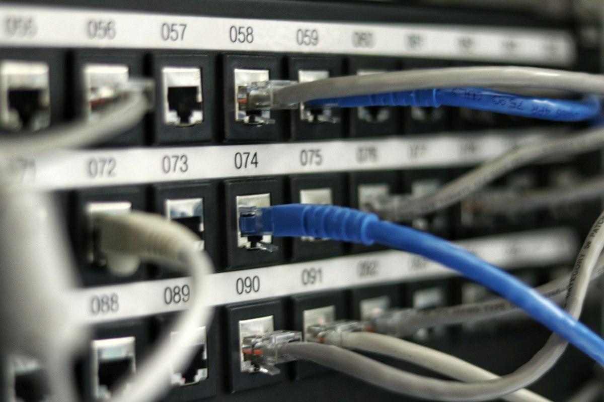 Numbered patch panel with structured network cabling